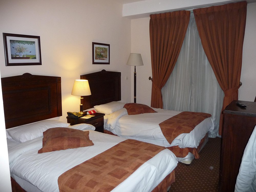 Petit déjeuner à l’hôtel ,Visite d’Amman, capitale du royaume hachémite de Jordanie ,Visite du Théâtre Romain ,visite de Jérash ,Retour a Amman Dîner et nuit à l’hôtel .
