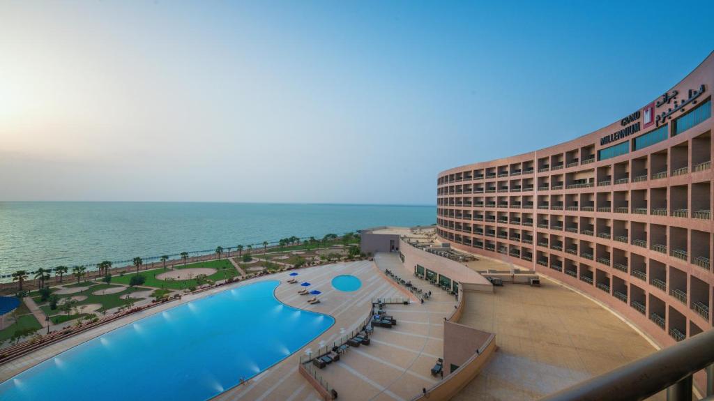 Départ de l’hôtel pour les visites de la journée