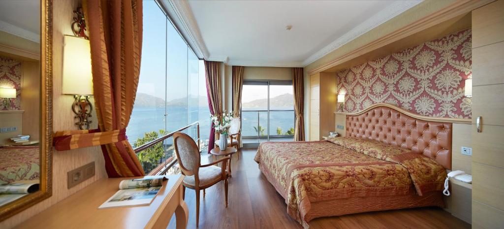 Bienvenue en Turquie ! Vous serez transféré de l'aéroport de Dalaman ou de la gare routière de Fethiye à votre hôtel. Vous recevrez la clé de votre chambre et le reste de la journée vous sera réservé pour profiter, faire la fête et explorer la beauté de Fethiye la nuit. la beauté de Fethiye la nuit. Dîner et nuit à Fethiye (tout compris)