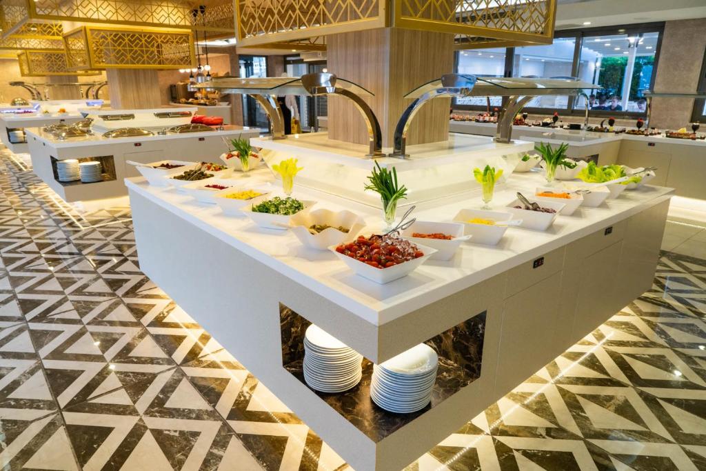 Après le petit-déjeuner, entre 09h00 et 10h30, prise en charge à l'hôtel. L'horaire définitif la veille vous sera communiqué par votre vous sera communiqué par votre conseiller touristique. Aujourd'hui, nous partons du port de Fethiye pour une journée de détente à la découverte de 4 à 6 baies et îles pittoresques du golfe de Fethiye. pittoresques du golfe de Fethiye. Nous nous arrêterons à Flat Island, un endroit idéal pour les enfants et les nageurs inexpérimentés car la mer est très profonde. nageurs inexpérimentés car la mer est très peu profonde sur cette petite plage. Nous faisons une croisière jusqu'au bain de Cléopâtre où où vous pourrez explorer les alentours du bateau ou le bain lui-même. Sur l'île de Dock Yard, vous pourrez voir les ruines de cet important chantier naval antique, malheureusement détruit par un tremblement de terre en 1957. Cette Cette excursion est l'occasion de prendre un bain de soleil, de nager, de se détendre et de savourer un bon repas ! Après l'excursion en bateau, nous retournons à notre hôtel. Dîner et nuit à Fethiye. (tout compris)