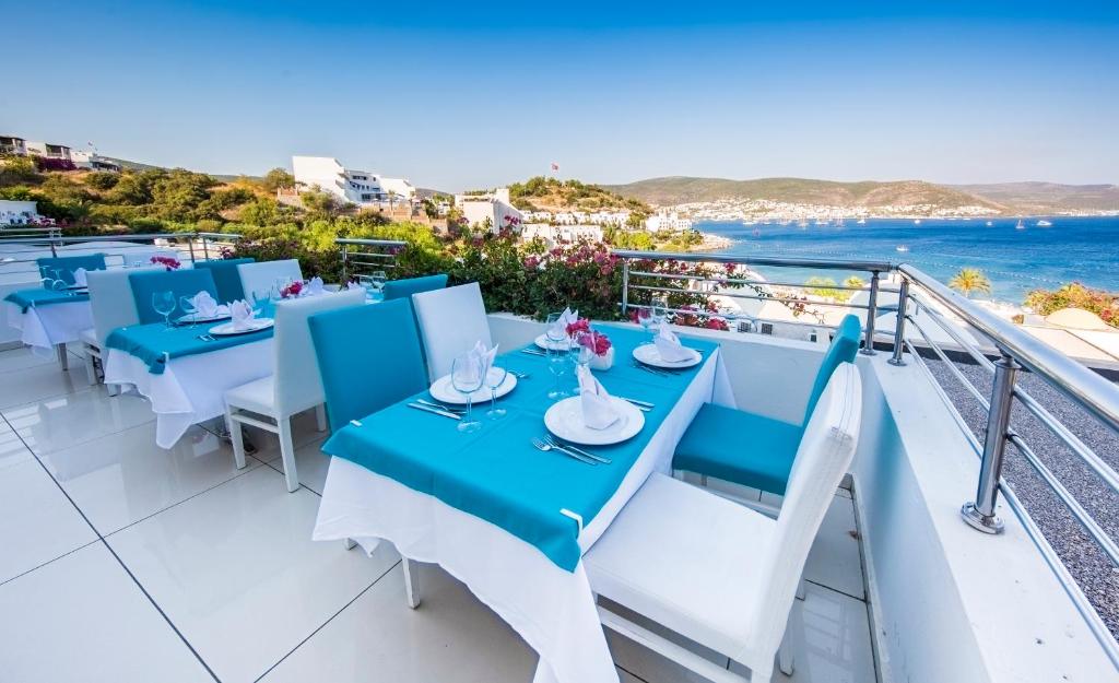Bodrum, qui regorge de boutiques, de cafés et de restaurants, est considérée comme une destination sophistiquée de la Méditerranée. Pourtant, à 20 minutes de route, il existe une rare opportunité de visiter un village de montagne préservé et de découvrir la vie rurale turque, presque inchangée depuis des siècles. Pourtant, à une vingtaine de minutes de route, il existe une occasion rare de visiter un village de montagne préservé et de faire l'expérience de la vie rurale turque, presque inchangée depuis des siècles. Rencontrez le paysan le plus humble dont la générosité et la gentillesse ne manquent jamais de surprendre et qui fait preuve d'une hospitalité que l'on n'oubliera jamais. jamais oubliée. Visitez le salon de thé, la mosquée et quelques maisons locales où vous découvrirez la délicieuse cuisine turque et les spiritueux locaux. où vous goûterez à la délicieuse cuisine turque et aux alcools locaux. Enfin, vous verrez une exposition impressionnante de kilims faits à la main et d'alcools traditionnels. kilims locaux faits à la main et de tapis tissés traditionnellement par les femmes du village. Le reste de la journée est consacré à la découverte de Bodrum. à la découverte de Bodrum. Dîner et nuit à Bodrum.(tout compris)