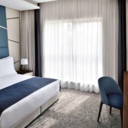 Vous séjournerez trois nuits dans cet hôtel situé en plein centre de Dubaï, à proximité de la fontaine de Dubaï et du Dubai Mall. L’établissement propose des chambres modernes avec connexion Wi-Fi gratuite, salle de sport et restaurant.