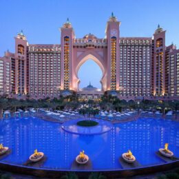 Profitez d’une nuit dans cet hôtel emblématique de Palm Jumeirah. L’Atlantis propose une plage privée, un aquarium sous-marin et un accès gratuit au parc aquatique Aquaventure.