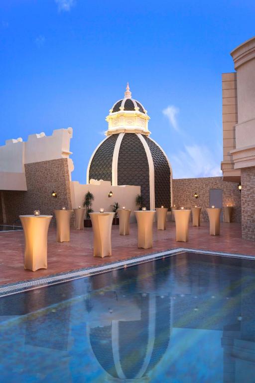 Visite d’Abu Dhabi : Expo 2020, Sheikh Zayed Centre, Emirates Palace, village du patrimoine et mosquée Sheikh Zayed. Dîner et nuit à l’hôtel.