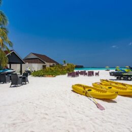 Vivez un rêve éveillé en séjournant dans un paysage de carte postale aux Maldives. Profitez des plages paradisiaques, des eaux cristallines et d’un climat exceptionnel.