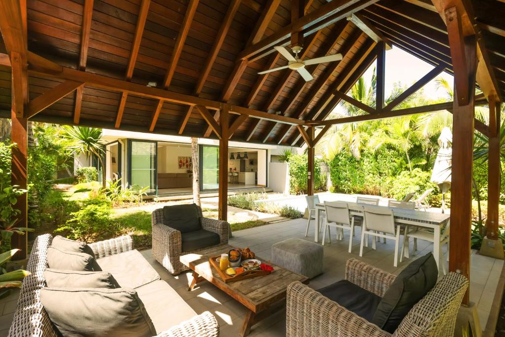 Île Maurice, destination idéale pour une lune de miel, séduit par ses plages paradisiaques, son accueil chaleureux et son authenticité. Le Marguery Exclusive Villas – Conciergery & Resort, situé à Rivière Noire, propose des villas avec piscine privée, Wi-Fi gratuit et services exclusifs. L’île offre une multitude d’activités, notamment la plongée, le golf et la planche à voile, avec des spots réputés à Grande Baie, Flic en Flac et Le Morne. L’aéroport international se trouve à 34 km.