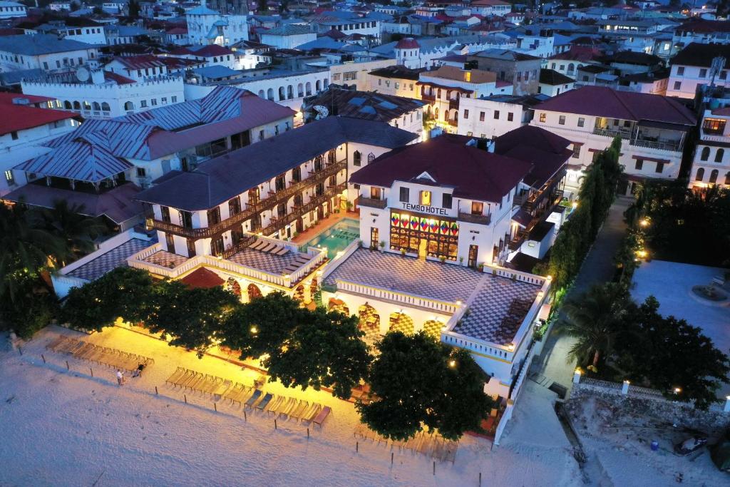 Séjournez au Tembo House Hotel à Zanzibar, en chambre double avec balcon vue mer. Cet hôtel historique, proche du vieux fort, offre une piscine, un restaurant et une connexion Wi-Fi gratuite. Les chambres, au style swahili, disposent de la climatisation et d’un hammam traditionnel. Le restaurant Bahari propose une cuisine locale et internationale. De nombreuses activités sont accessibles, comme la plongée et le vélo. Situé à 5 min du port et 8 km de l’aéroport, l’établissement offre également un parking gratuit.