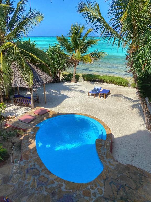 Séjournez à The Zanzibari dans une suite avec piscine privée et vue imprenable sur l’océan Indien. Niché dans des jardins tropicaux, l’hôtel propose des chambres avec terrasse ou balcon. Profitez du bar Mvuvi pour des repas légers au bord de la piscine et du restaurant Dhow pour un dîner gastronomique. Détendez-vous au spa avec massages et soins face à l’océan. Situé à 15 min à pied de Nungwi et à 1h30 de Stone Town, l’établissement offre une escapade luxueuse et paisible.