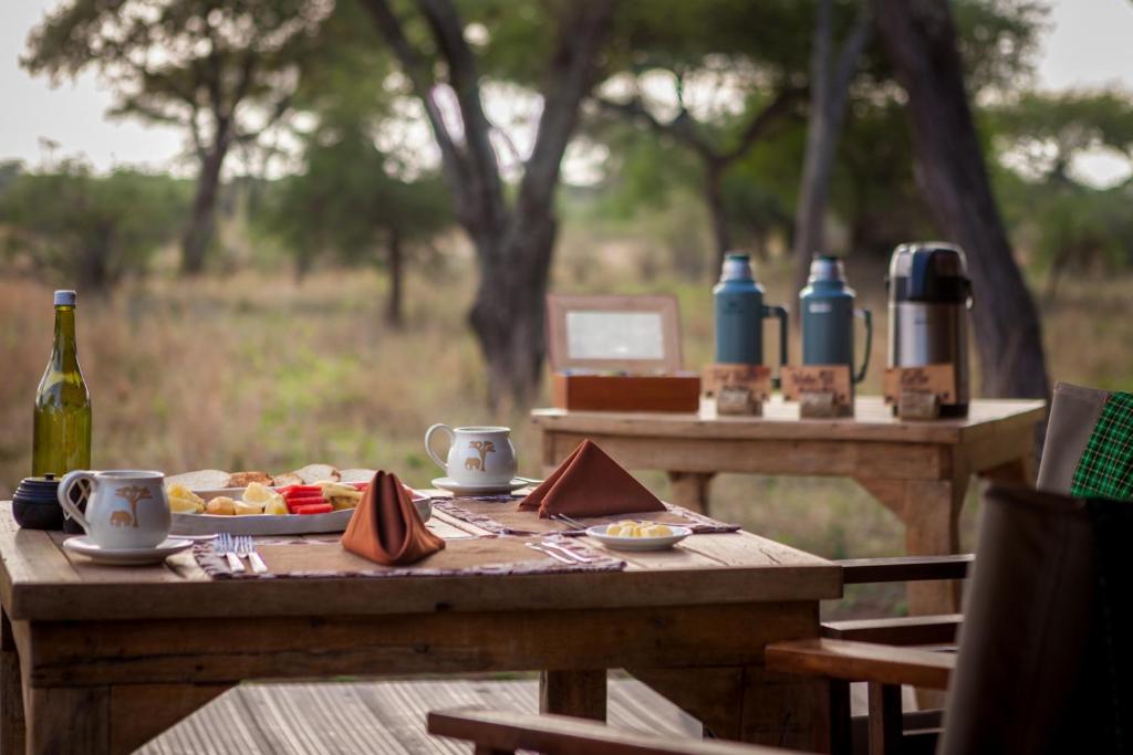 Départ pour le parc national du Tarangire, réputé pour être l'habitat préféré des éléphants. Passez la journée dans un véhicule 4×4 avant de retourner à votre lodge pour un dîner autour d'un feu de camp. Installation au Baobab tented camp au cœur du parc.