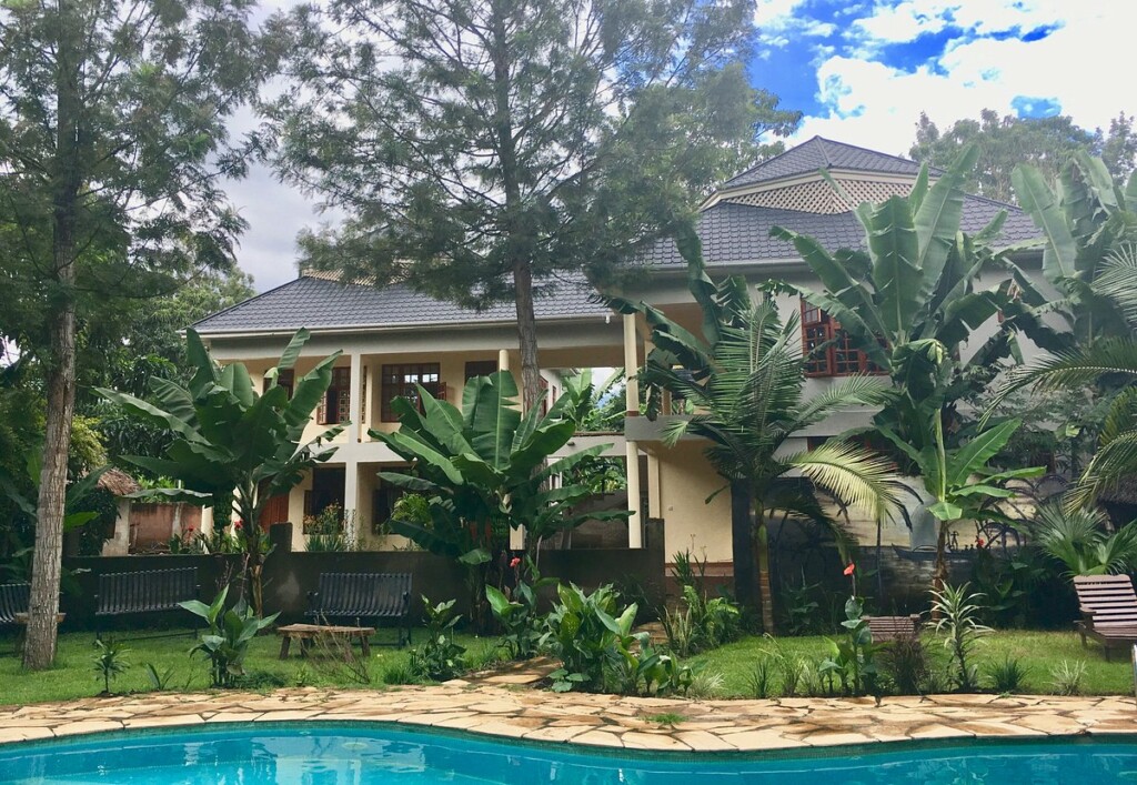 Accueil à l’aéroport de Kilimandjaro (JRO) en route vers le Lodge pour quelques heures de repos.Installation au Lodge Vijiji center, à proximité d’Arusha. Restaurant et piscine à votre disposition.