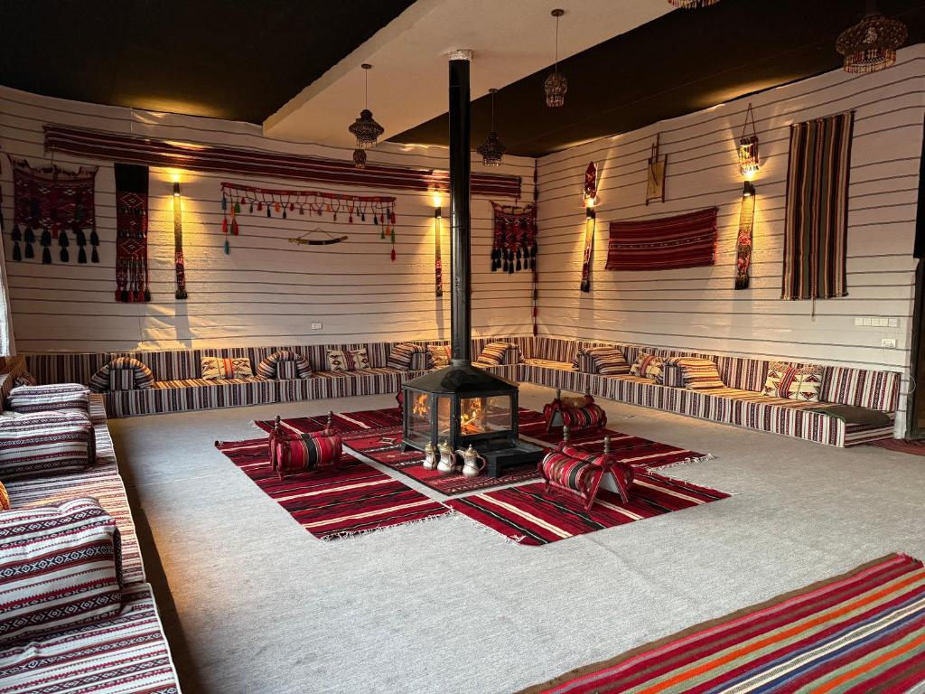 Petit déjeuner à l'hôtel, Pétra, souvent décrite comme la 8e merveille du monde est classée au Patrimoine mondial par l’UNESCO. La journée entière sera consacrée à la visite de cette cité creusée par les Nabatéens dans la montagne rose de Sharah. accède à travers le Siq, une gorge étroite creusée dans les rochers par le vent et délimitée de chaque côté par d’abruptes falaises s’élevant à plus de 80 mètres,Visite des hauts lieux du site : la ville Basse, le Khazneh (« le trésor ») dont la façade est bien connue , Route vers le Wadi Rum- diner et nuit.